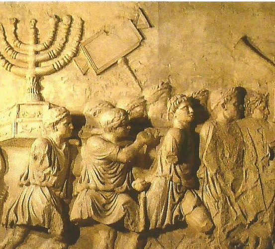 El general romano Apostomus quema un sefer Torá y coloca ídolos en el Templo. 