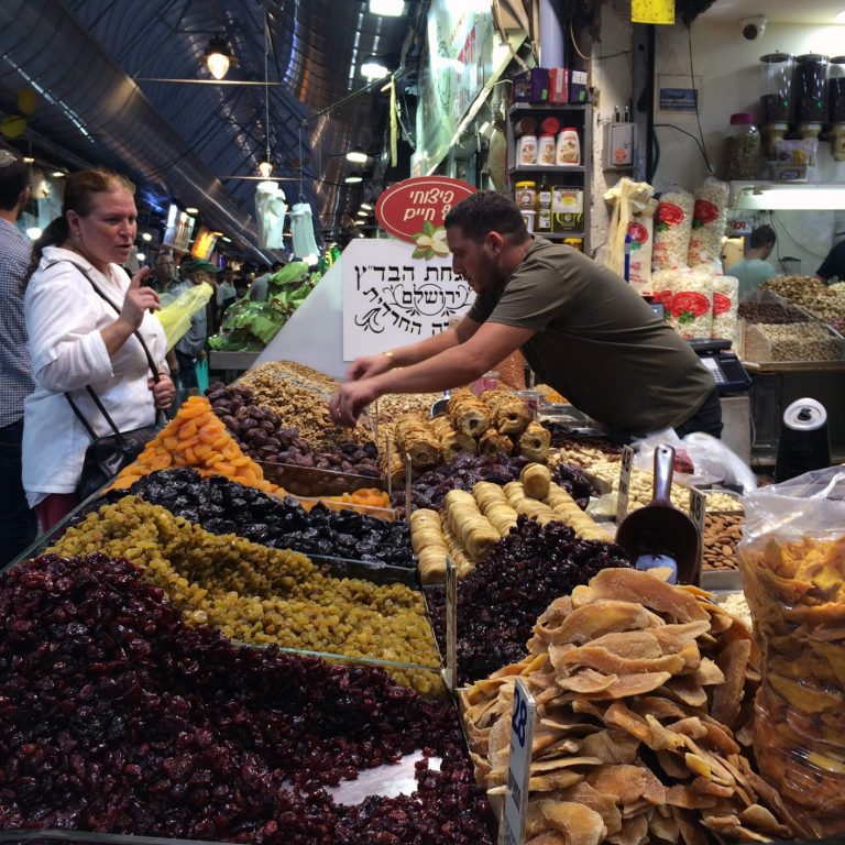 La mayoría de los productos aptos para comer llevan el sello kosher.