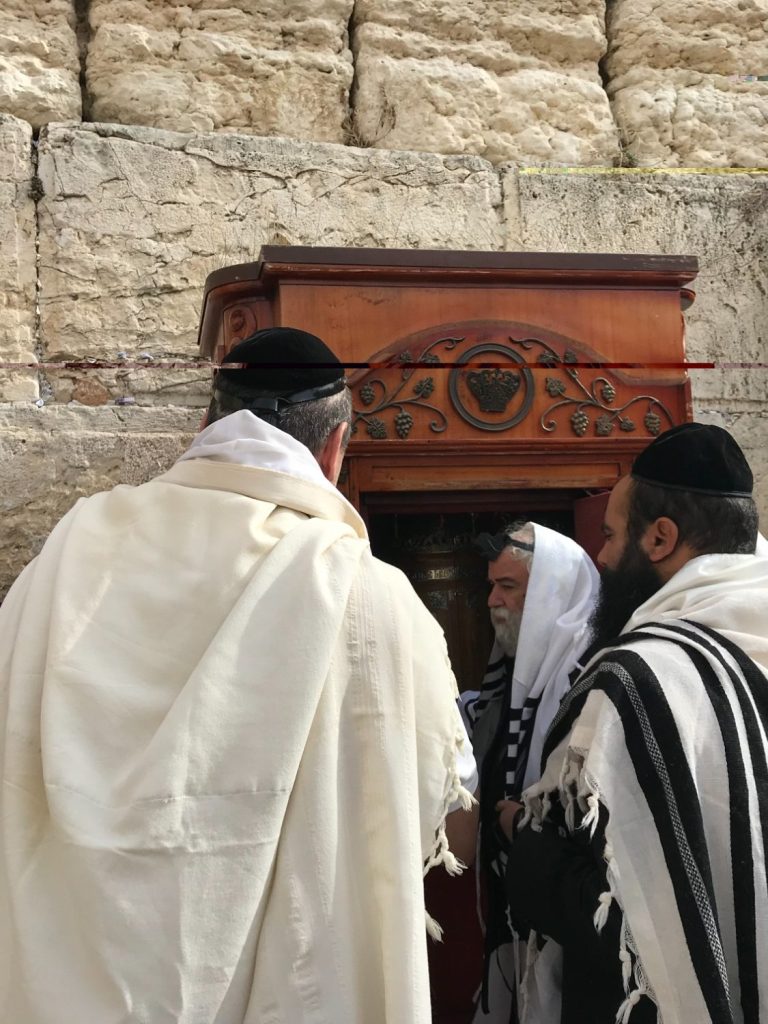 Rezos en el Kotel haMaaraviv